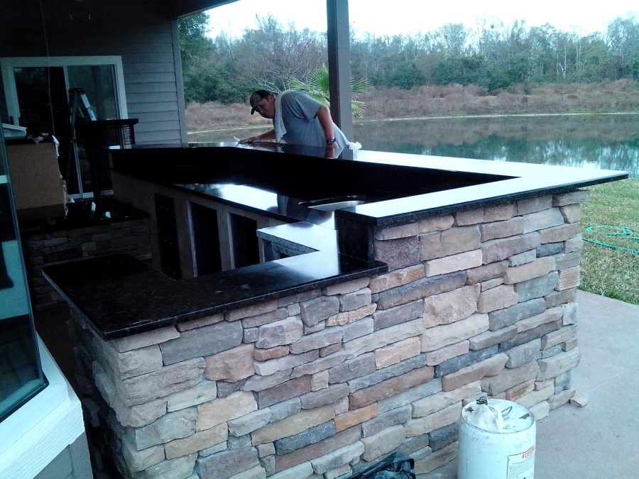 Outdoor kitchen design with dark granite countertops in Jacksonville
