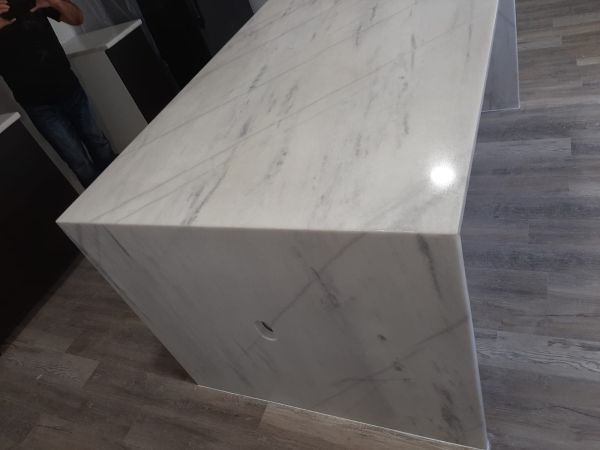 Quartz waterfall island with continuous veining in Florida